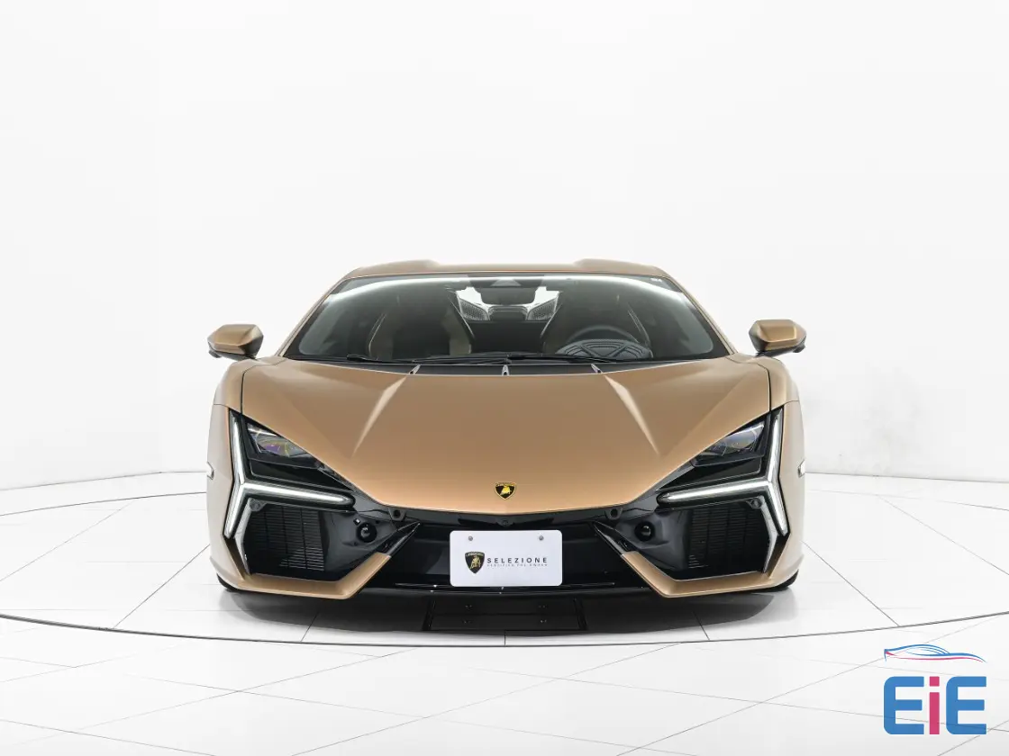 Lamborghini Revuelto &mdash; photograph 1 of 39